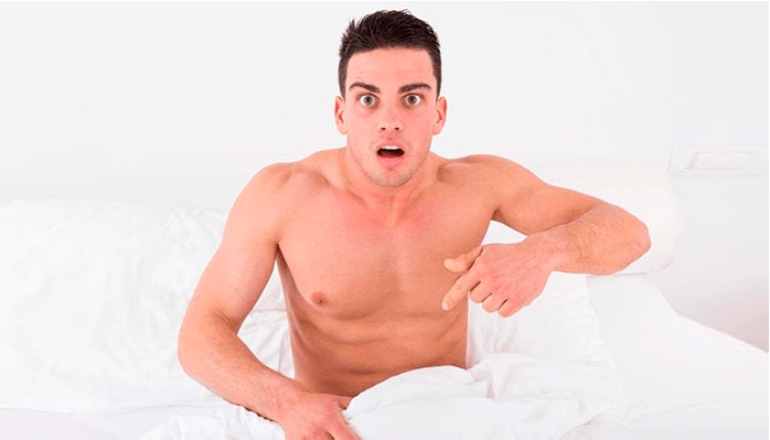 Moški presenečen nad rezultatom domačega povečanja penisa